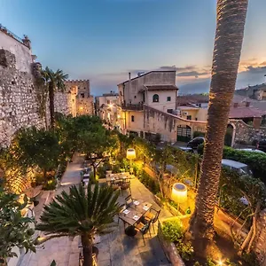 https://mdousa-bistrot-suites.taorminaitalyhotels.com